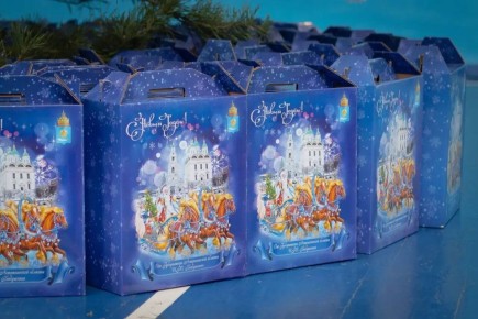 Губернатор Астраханской области передал новогодние подарки детям из ЛНР