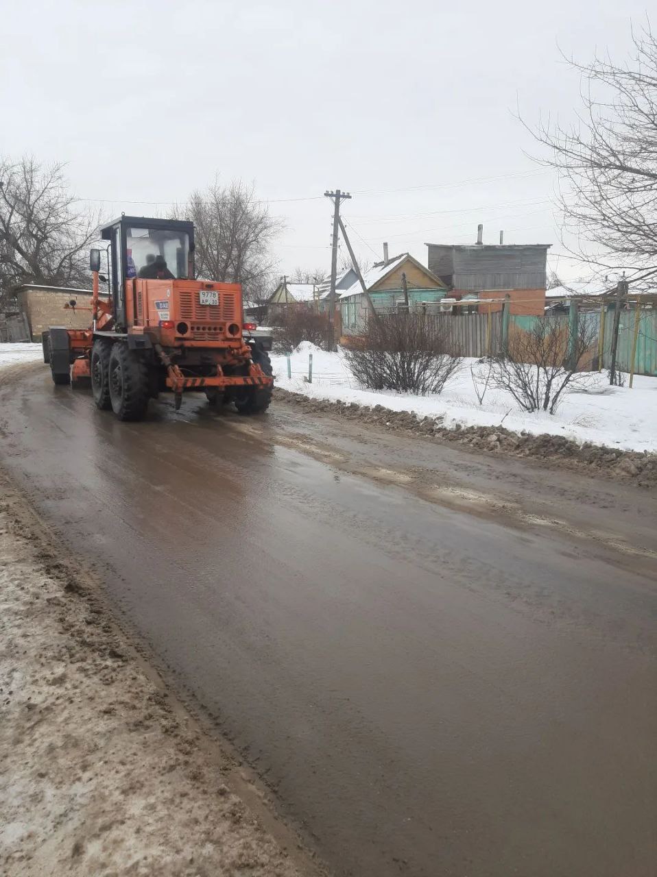 На улицах Ахтубинска продолжаются дорожные работы