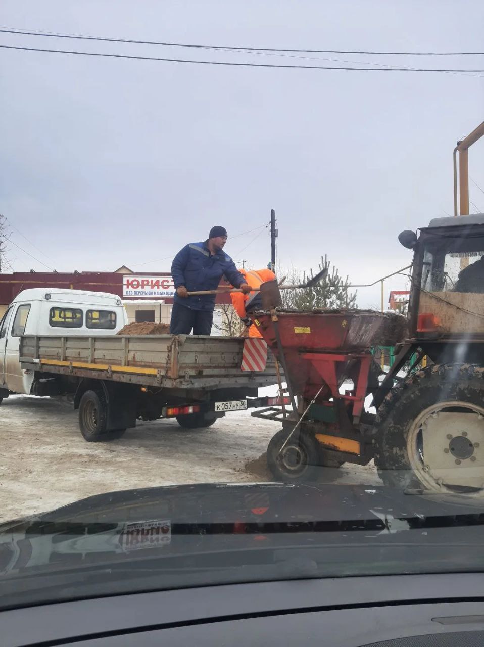 На улицах Ахтубинска продолжаются дорожные работы На улицах Ахтубинска продолжаются дорожные работы