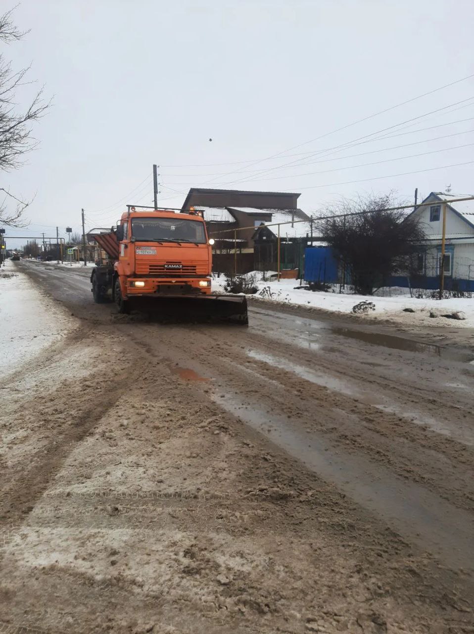 На улицах Ахтубинска продолжаются дорожные работы На улицах Ахтубинска продолжаются дорожные работы