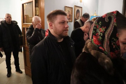 Вчера, в ночь на Рождество Христово с 6 на 7 января в соборе Владимирской иконы Божией Матери состоялось ночное Рождественское Богослужение