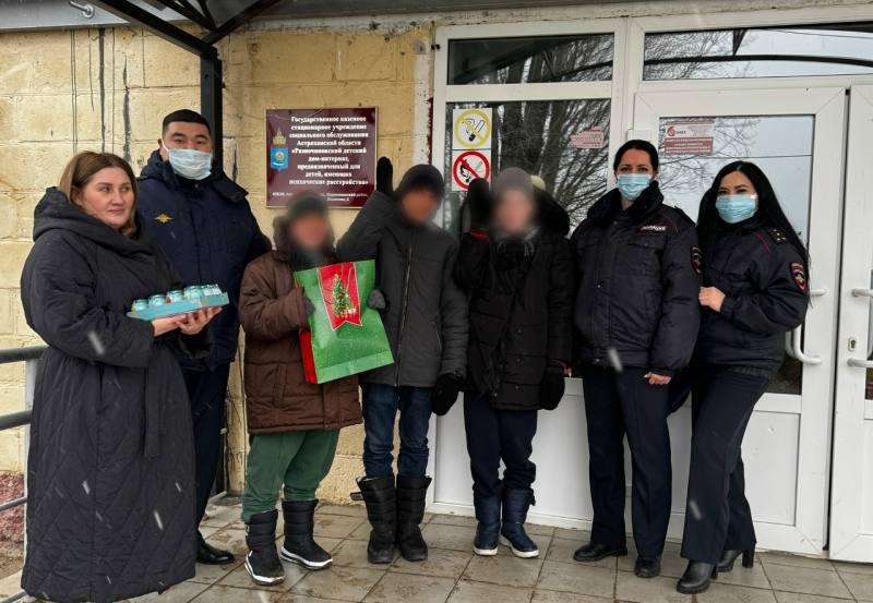 Полицейские подарили юным астраханцам веру в чудо