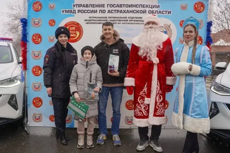 В рамках традиционной ежегодной акции «Полицейский Дед Мороз» госавтоинспекторы вместе с главными новогодними волшебниками Дедом Морозом и Снегурочкой поздравили участников дорожного движения с наступающим Новым годом! В рамках традиционной ежегодной акции «Полицейский Дед Мороз» госавтоинспекторы вместе с главными новогодними волшебниками Дедом Морозом и Снегурочкой поздравили участников дорожного движения с наступающим Новым годом!
