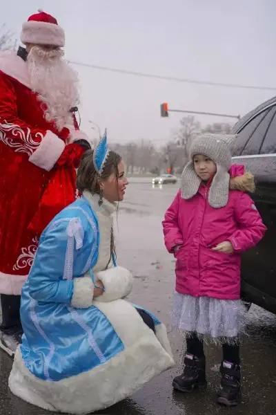 В рамках традиционной ежегодной акции «Полицейский Дед Мороз» госавтоинспекторы вместе с главными новогодними волшебниками Дедом Морозом и Снегурочкой поздравили участников дорожного движения с наступающим Новым годом! В рамках традиционной ежегодной акции «Полицейский Дед Мороз» госавтоинспекторы вместе с главными новогодними волшебниками Дедом Морозом и Снегурочкой поздравили участников дорожного движения с наступающим Новым годом!