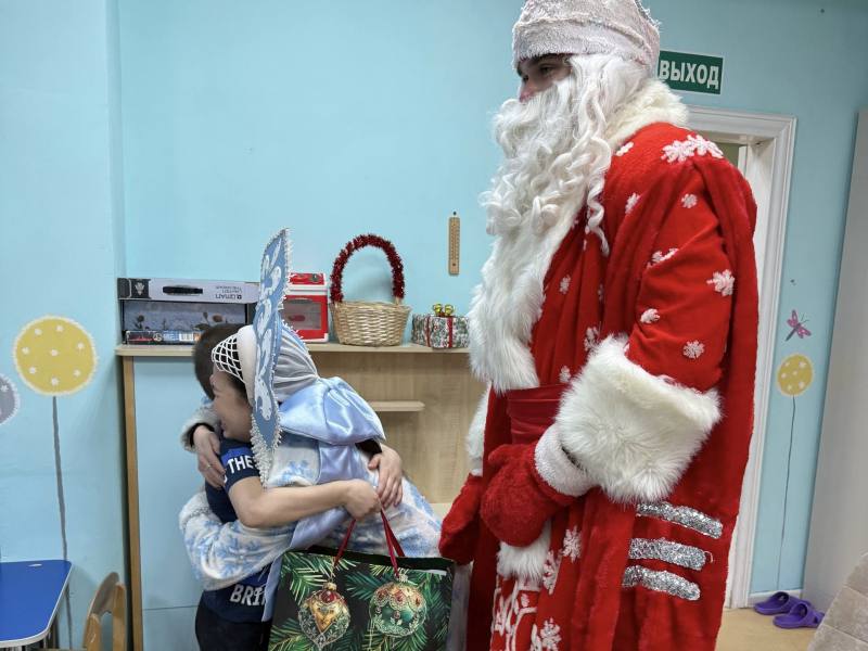 "Полицейский Дед Мороз" продолжает поздравлять юных астраханцев "Полицейский Дед Мороз" продолжает поздравлять юных астраханцев