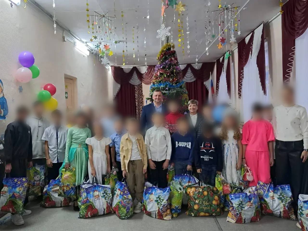 "Полицейский Дед Мороз" продолжает поздравлять юных астраханцев "Полицейский Дед Мороз" продолжает поздравлять юных астраханцев