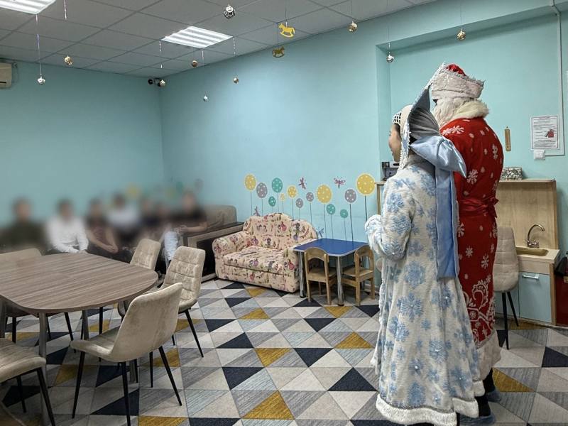 "Полицейский Дед Мороз" продолжает поздравлять юных астраханцев "Полицейский Дед Мороз" продолжает поздравлять юных астраханцев