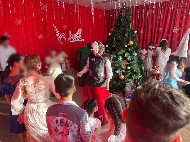 "Полицейский Дед Мороз" продолжает поздравлять юных астраханцев