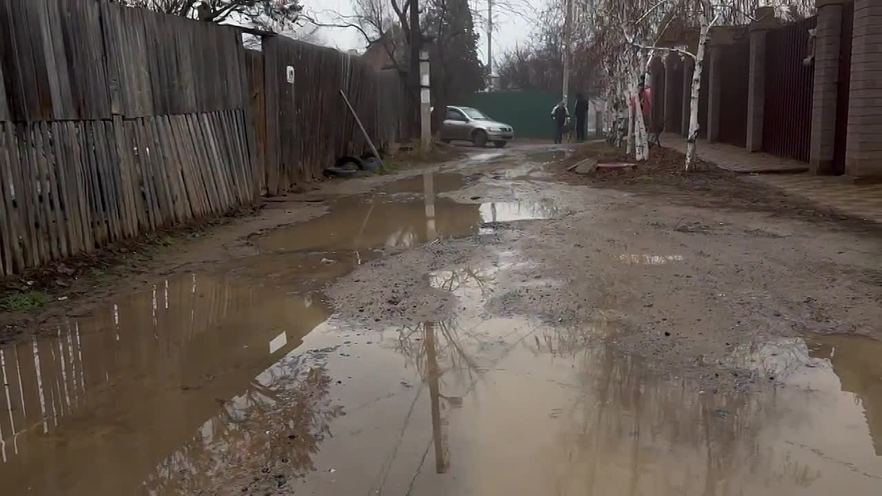 Коммунальную аварию устраняет «Астрводоканал» на ул. Сурепской в Астрахани