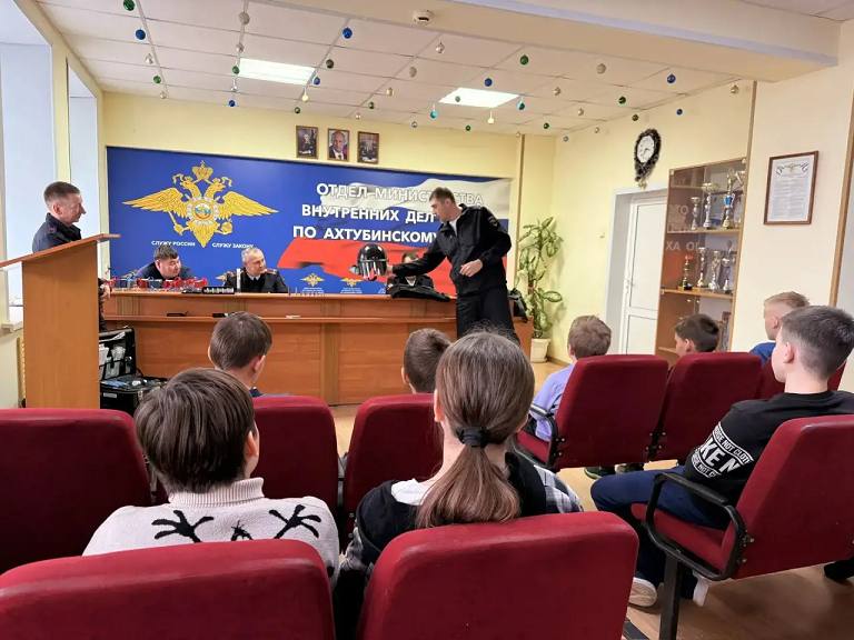 Ахтубинские полицейские организовали новогоднюю экскурсию Ахтубинские полицейские организовали новогоднюю экскурсию