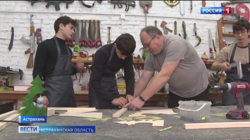 Юные астраханцы создали новогодние украшения в столярной мастерской