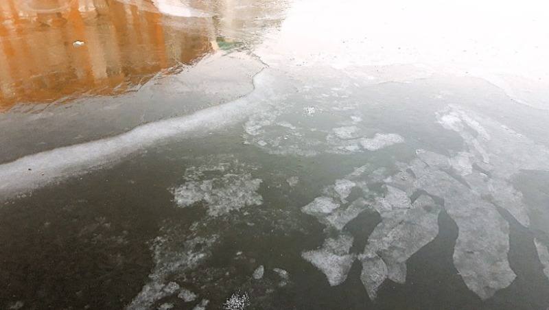 Лёд в Астрахани остаётся ненадёжным