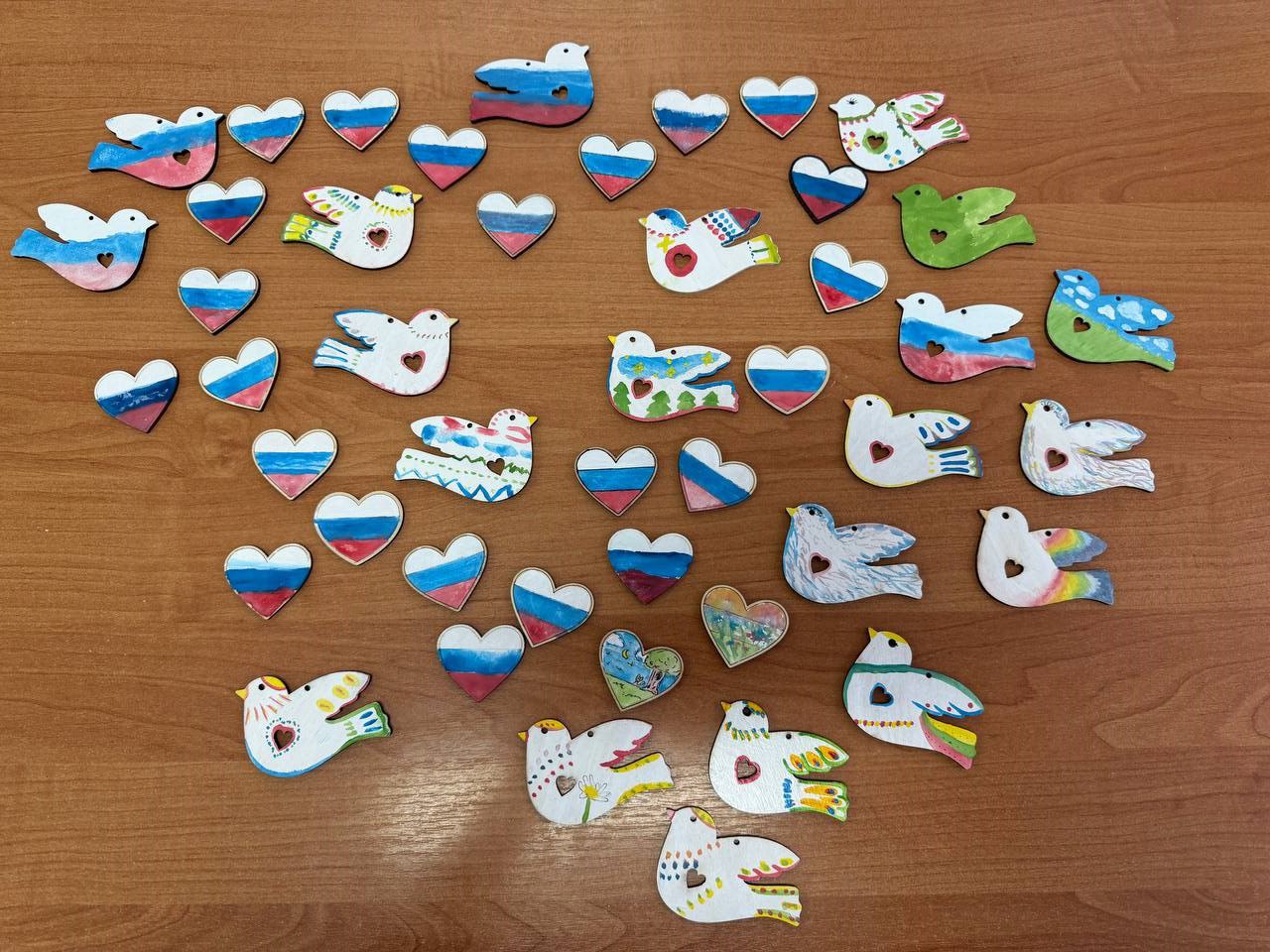 Ученики 233-й школы Знаменска изготовили обереги для бойцов Ученики 233-й школы Знаменска изготовили обереги для бойцов