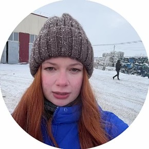 Наша съёмочная группа находится на месте переработки хвойных деревьев