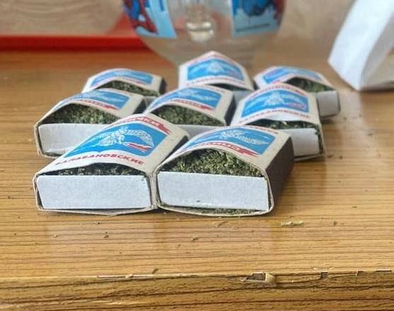 50-летний астраханец не смог скрыть спичечные коробки с наркотиком от полиции