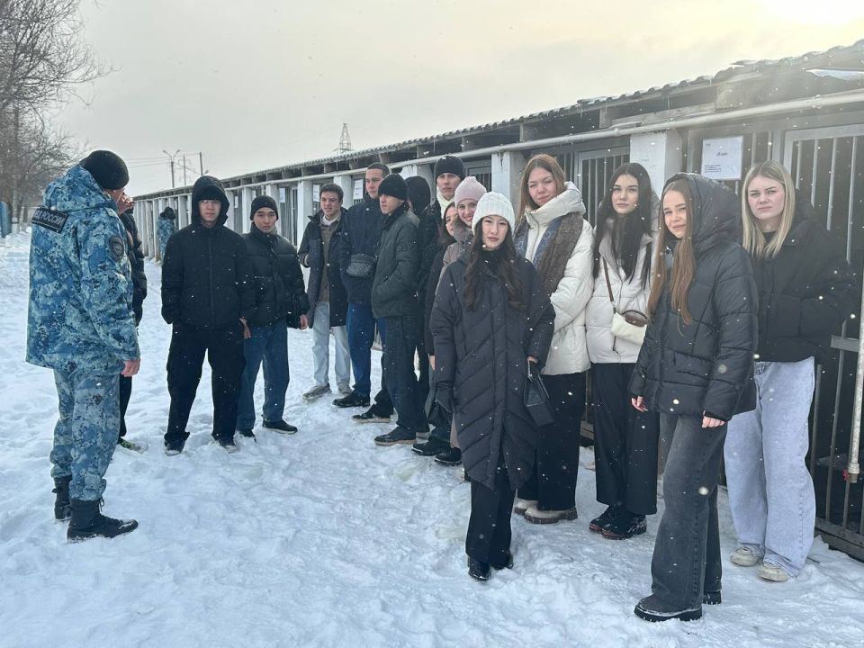 "Студенческий десант" продолжил знакомство с полицией в астраханском центре кинологической службы