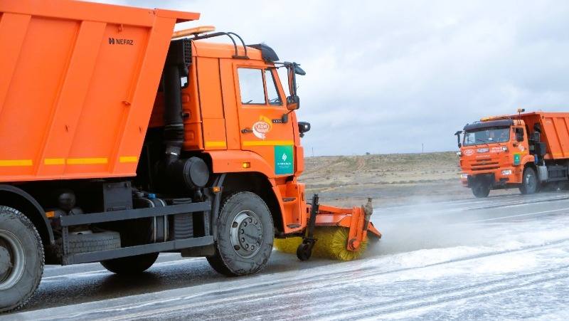 Астраханские трассы обработали 709 тоннами противогололёдной смеси