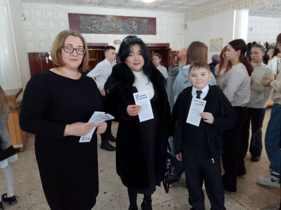 В ЗАТО Знаменск секретарь теризбиркома Елена Калей провела для учащихся, их родителей и педагогов информационную акцию «Выбор за тобой!», участие в которой приняли более ста человек