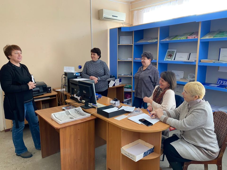 В Енотаевском районе секретарь ТИК Оксана Кожина провела встречу с коллективом ООО «Издатель», чтобы проинформировать о предстоящих масштабных избирательных кампаниях этого года