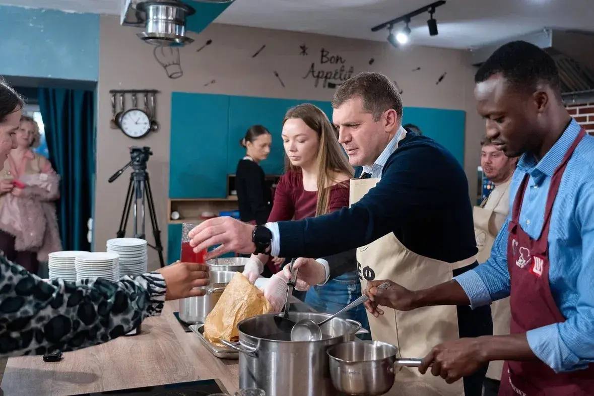 Иностранные слушатели АГУ познакомились с русской кухней на мастер-классе с ректором Иностранные слушатели АГУ познакомились с русской кухней на мастер-классе с ректором