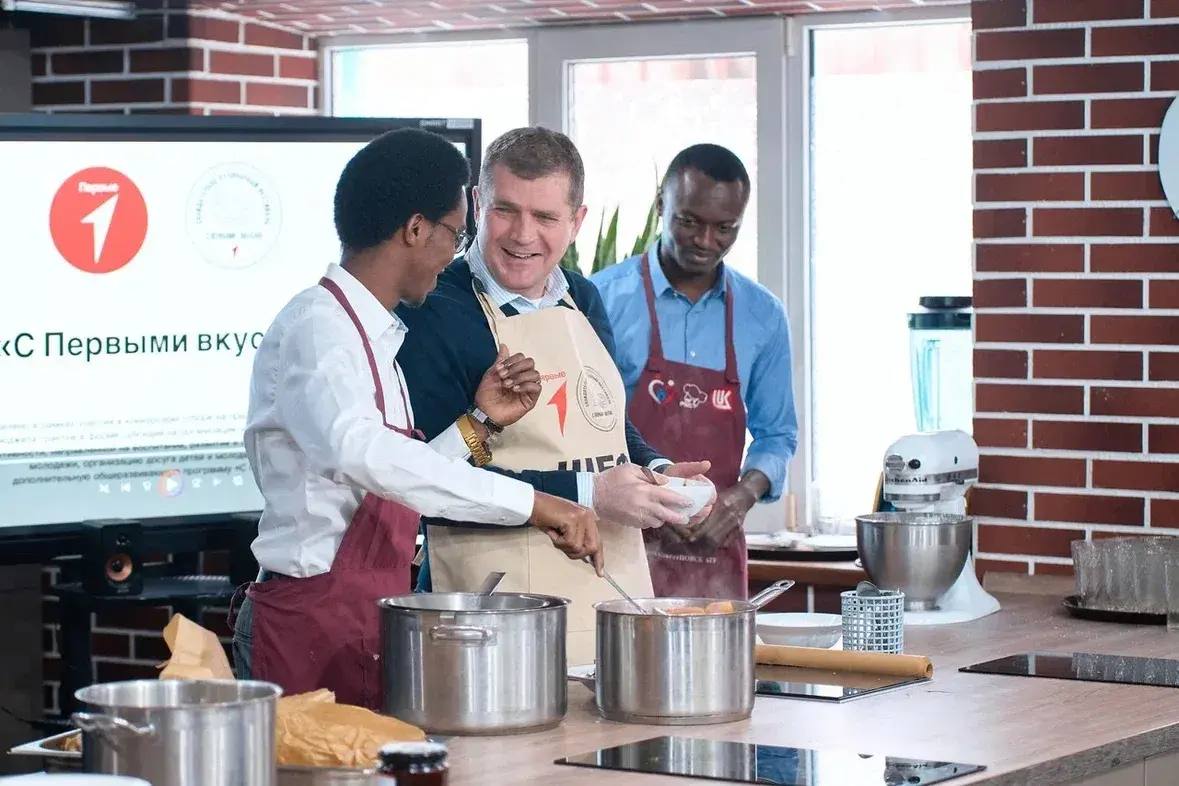 Иностранные слушатели АГУ познакомились с русской кухней на мастер-классе с ректором
