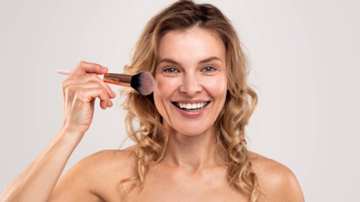 Круги под глазами скроются за мгновения: поможет новая техника нанесения румян