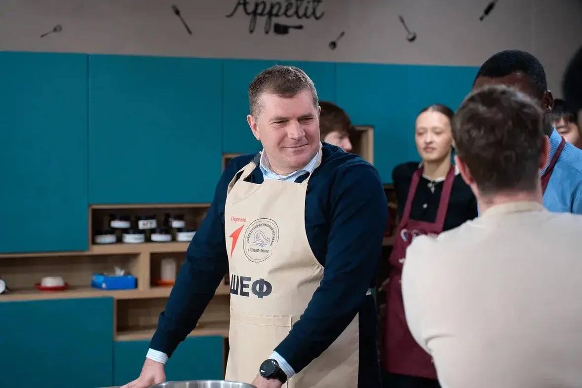 Иностранные слушатели АГУ познакомились с русской кухней на мастер-классе с ректором Иностранные слушатели АГУ познакомились с русской кухней на мастер-классе с ректором
