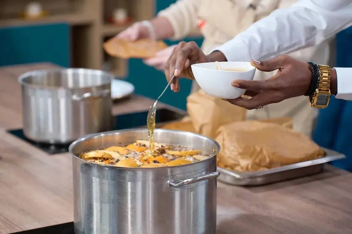 Иностранные слушатели АГУ познакомились с русской кухней на мастер-классе с ректором Иностранные слушатели АГУ познакомились с русской кухней на мастер-классе с ректором