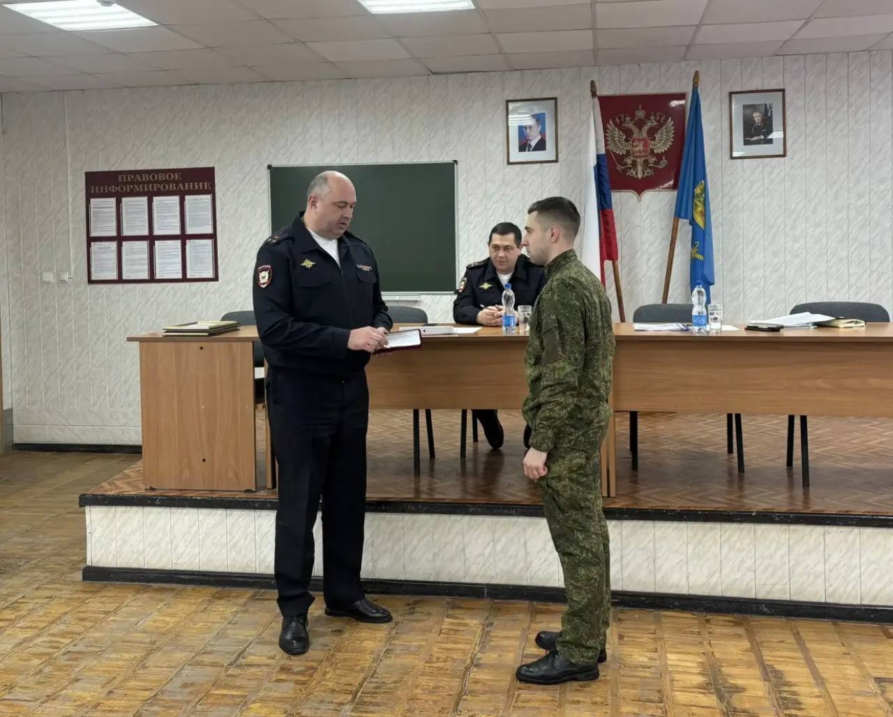 В Астраханской области полицейские поблагодарили сотрудников охранных предприятий и дружинников за совместную работу В Астраханской области полицейские поблагодарили сотрудников охранных предприятий и дружинников за совместную работу