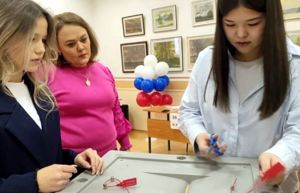 Настоящие выборы состоялись в «СОШ №12» Кировского района областного центра при поддержке наших коллег из УИК №124 Татьяны Воробьёвой, Антонины Лапшиной и Оксаны Четвериковой