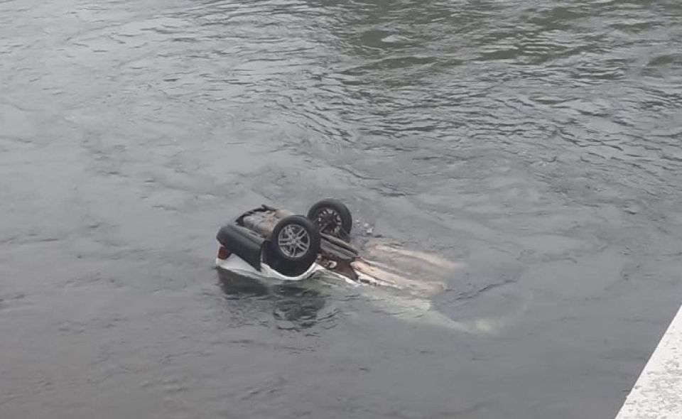 Ахтубинцам напоминают алгоритм действий, если машина съехала в воду