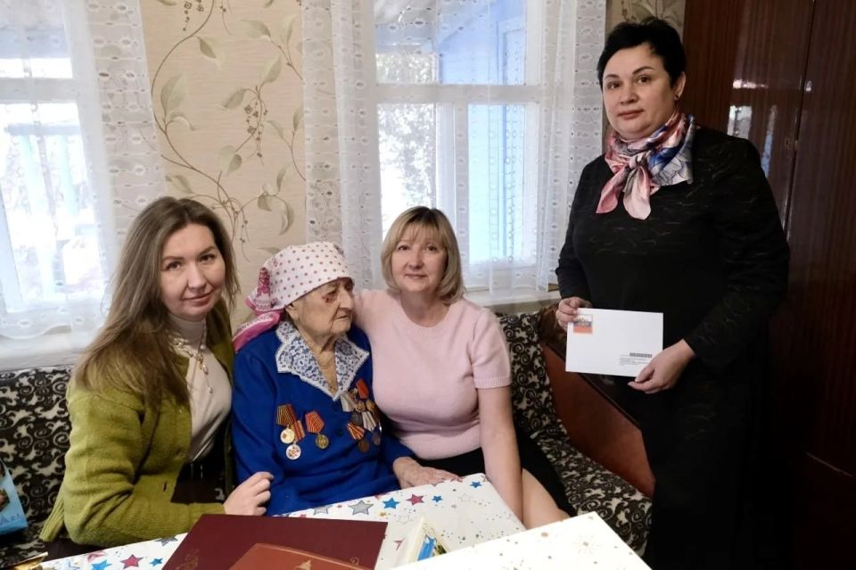 Со знаменательным событием – 100-летием со дня рождения - долгожительницу и труженицу тыла Валентину Андреевну Гуназину поздравила председатель территориальной избирательной комиссии Камызякского района Любовь Матвеева