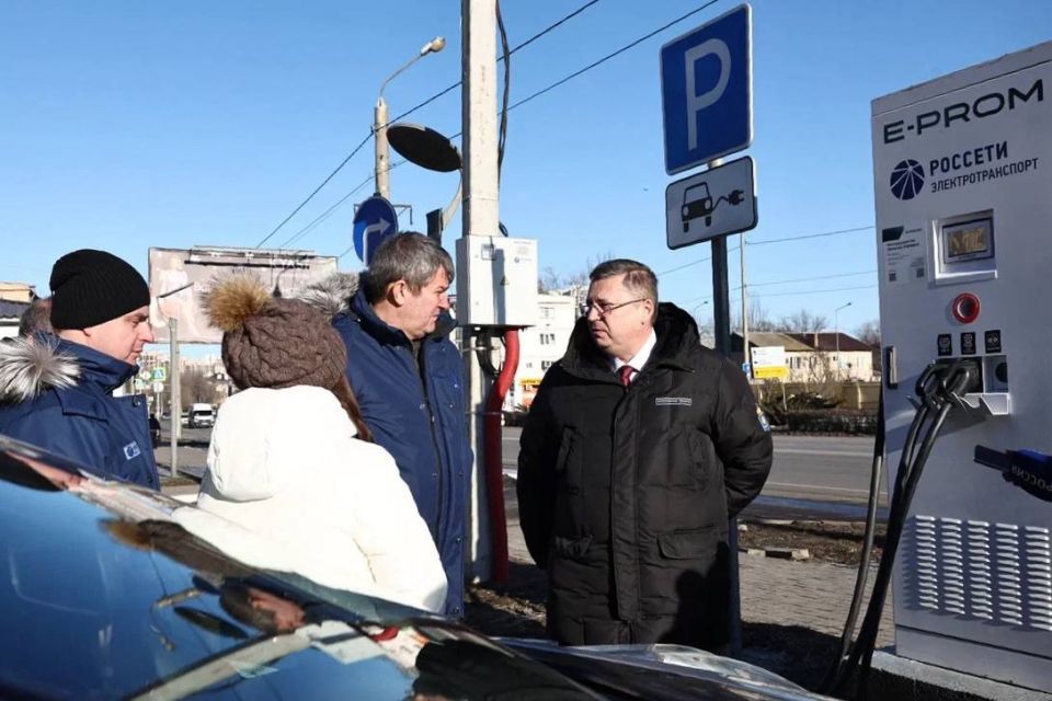 До конца 2026 года в Астраханской области построят 10 новых электрозарядных станций