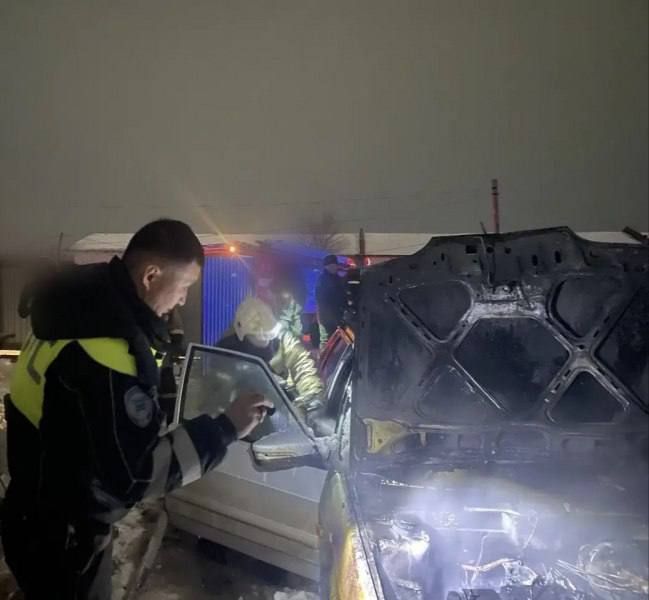 Инспекторы ДПС Володарского района предотвратили распространение пожара на жилой дом