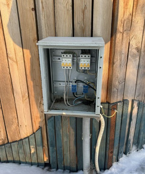 Что случилось с электрическими щитками в Летном парке? Что случилось с электрическими щитками в Летном парке?