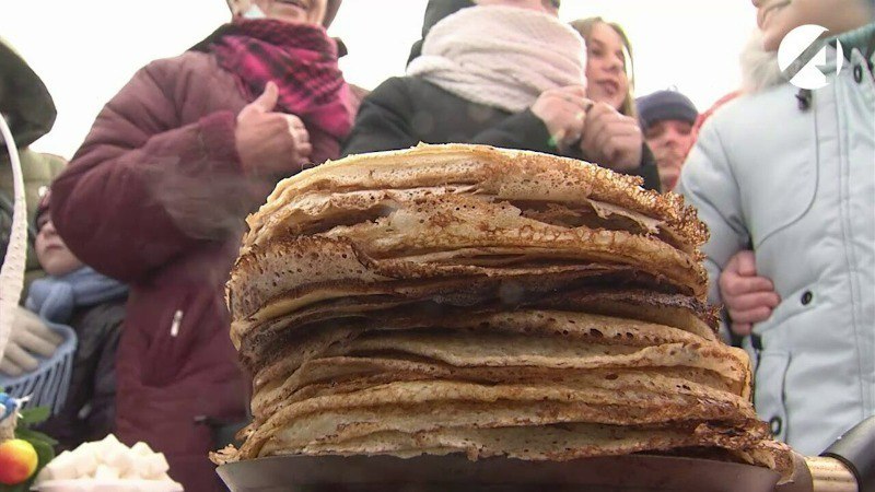Астраханцев зовут есть блины и водить хороводы