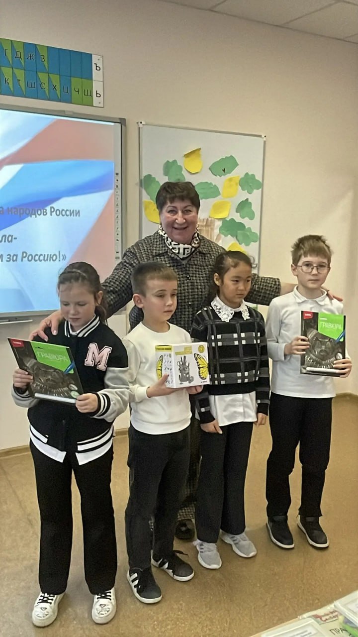 Внеурочное мероприятие «Вместе мы - сила! Голосуем за Россию!», посвященное открытию Года единства народов России, провели с учащимися начальных классов города Нариманов представители ТИК района