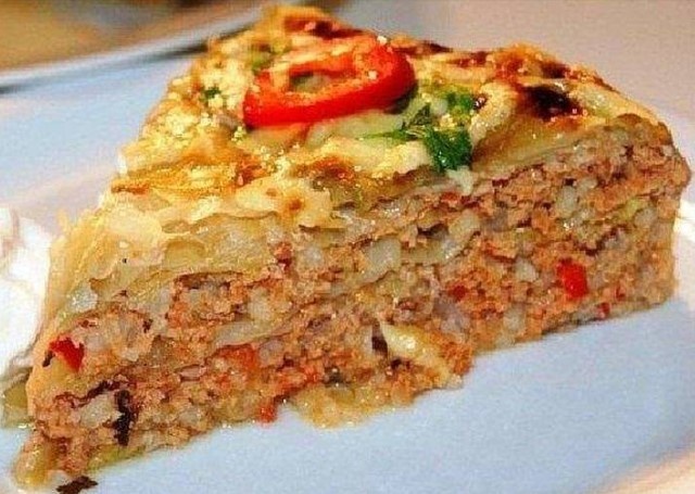 Пирог из капустных блинов с ароматным фаршем