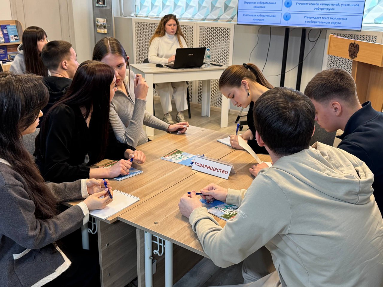 Председатель избирательной комиссии Астраханской области Владимир Золотокопов и секретарь Владимир Расламбеков в качестве членов жюри приняли участие в конкурсе «Знатоки избирательного права», который состоялся в формате... Председатель избирательной комиссии Астраханской области Владимир Золотокопов и секретарь Владимир Расламбеков в качестве членов жюри приняли участие в конкурсе «Знатоки избирательного права», который состоялся в формате...