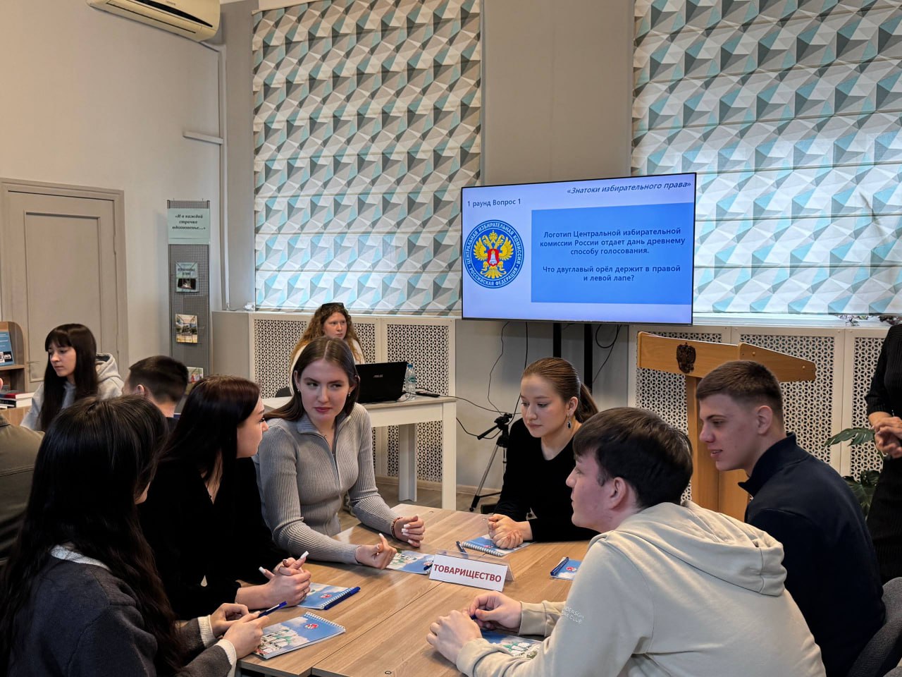 Председатель избирательной комиссии Астраханской области Владимир Золотокопов и секретарь Владимир Расламбеков в качестве членов жюри приняли участие в конкурсе «Знатоки избирательного права», который состоялся в формате... Председатель избирательной комиссии Астраханской области Владимир Золотокопов и секретарь Владимир Расламбеков в качестве членов жюри приняли участие в конкурсе «Знатоки избирательного права», который состоялся в формате...