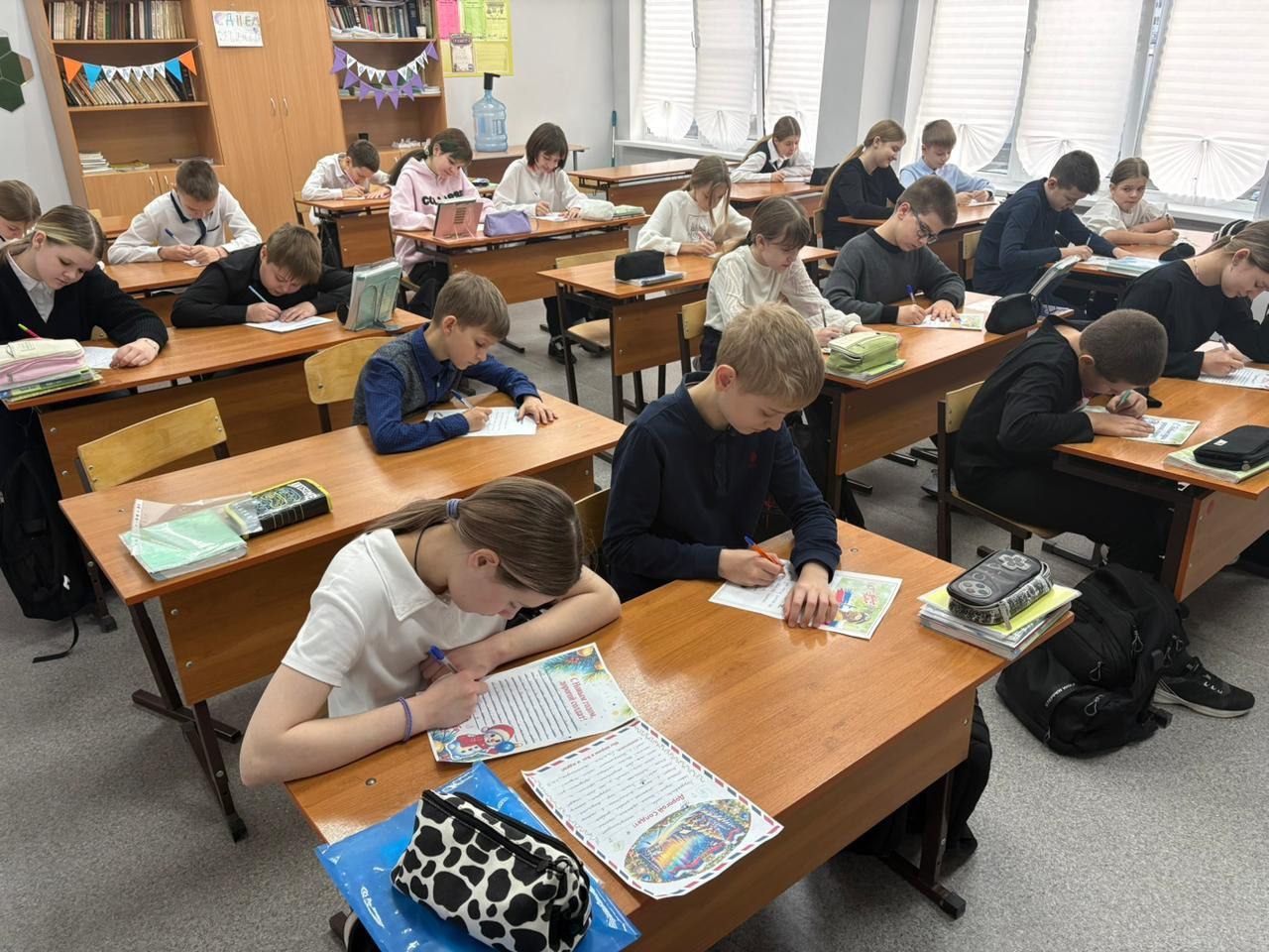 Ученики школы №232 города Знаменска написали письма для военнослужащих