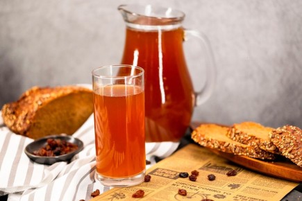 Как приготовить идеальный ржаной квас с корицей и изюмом