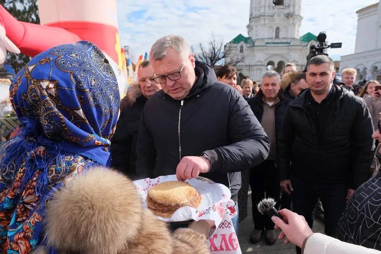 В Астраханском кремле с размахом отметили Масленицу: праздник объединил представителей более 150 национальностей