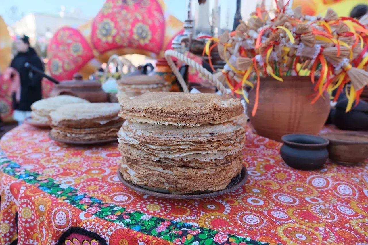 В Астраханском кремле с размахом отметили Масленицу: праздник объединил представителей более 150 национальностей В Астраханском кремле с размахом отметили Масленицу: праздник объединил представителей более 150 национальностей