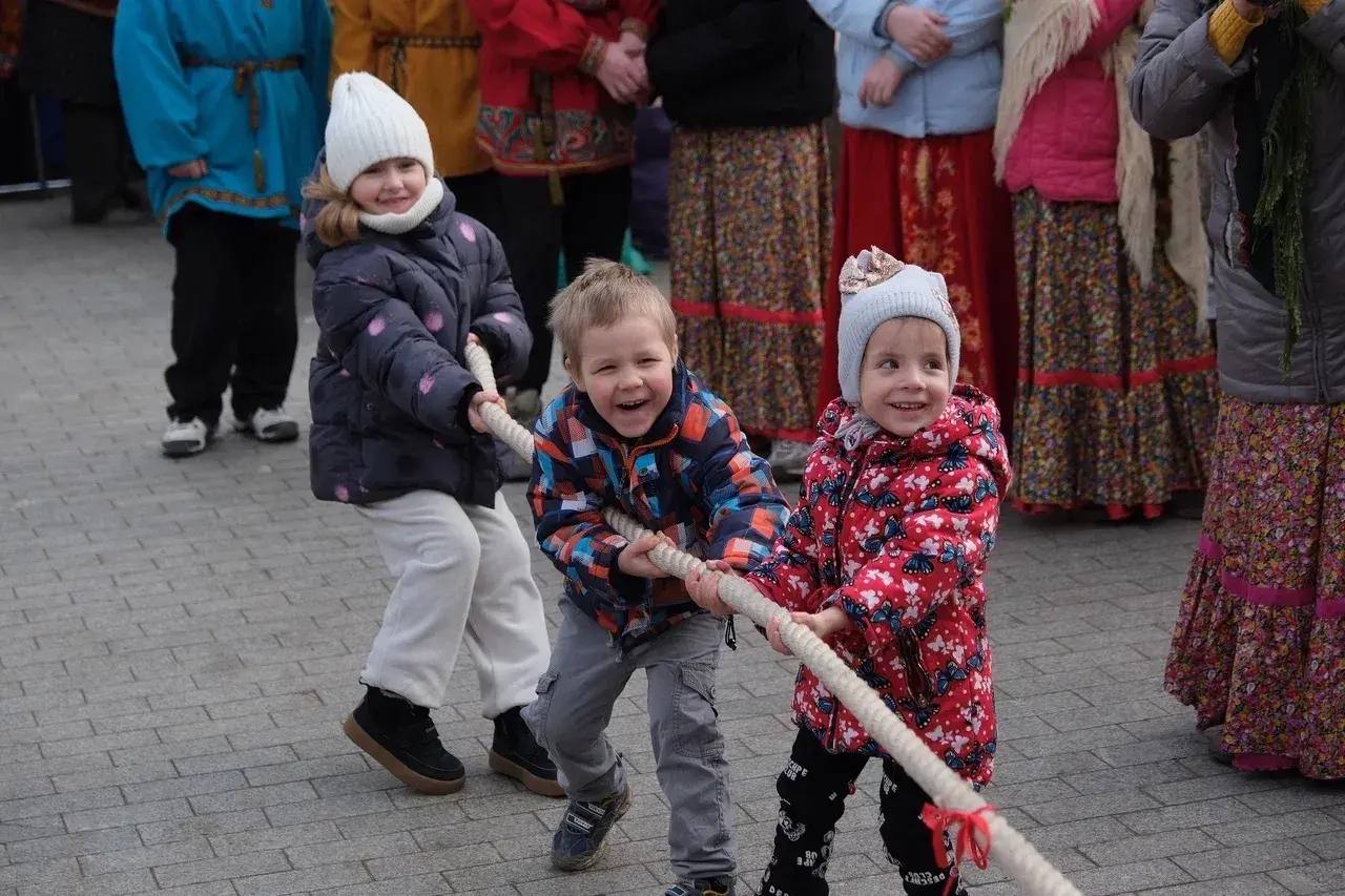В Астраханском кремле с размахом отметили Масленицу: праздник объединил представителей более 150 национальностей В Астраханском кремле с размахом отметили Масленицу: праздник объединил представителей более 150 национальностей