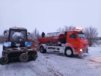 Уважаемые жители города!. Специалисты МКУ «Чистый город» продолжают обработку дорог и тротуаров песком