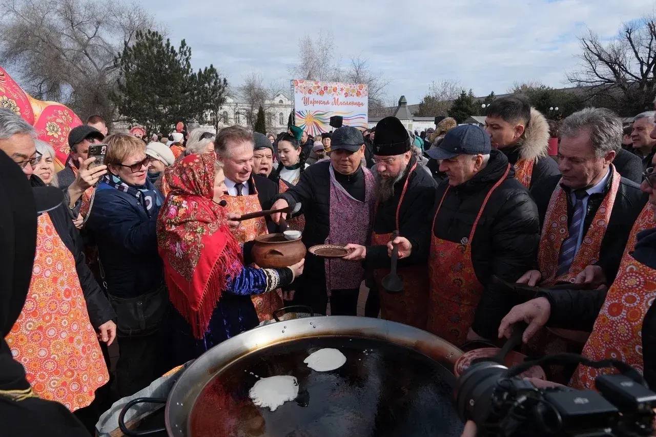 В Астраханском кремле с размахом отметили Масленицу: праздник объединил представителей более 150 национальностей В Астраханском кремле с размахом отметили Масленицу: праздник объединил представителей более 150 национальностей