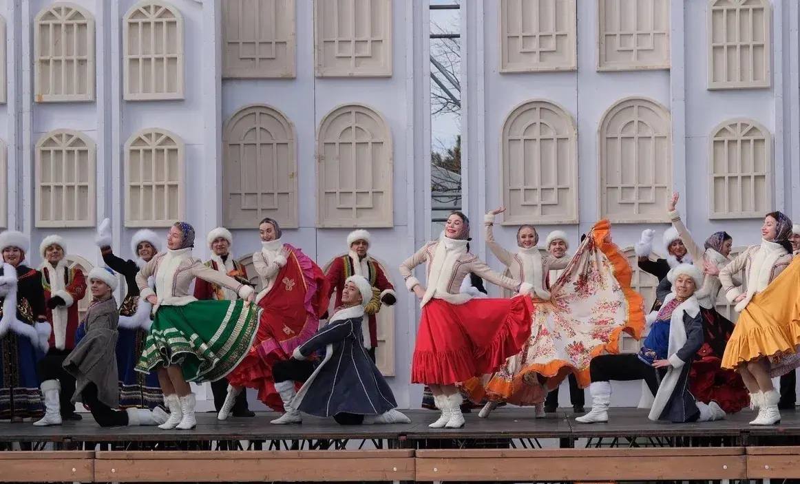 В Астраханском кремле с размахом отметили Масленицу: праздник объединил представителей более 150 национальностей В Астраханском кремле с размахом отметили Масленицу: праздник объединил представителей более 150 национальностей