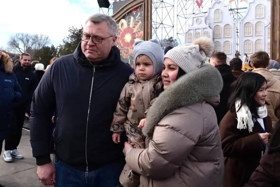 В Астраханском кремле с размахом отметили Масленицу: праздник объединил представителей более 150 национальностей В Астраханском кремле с размахом отметили Масленицу: праздник объединил представителей более 150 национальностей