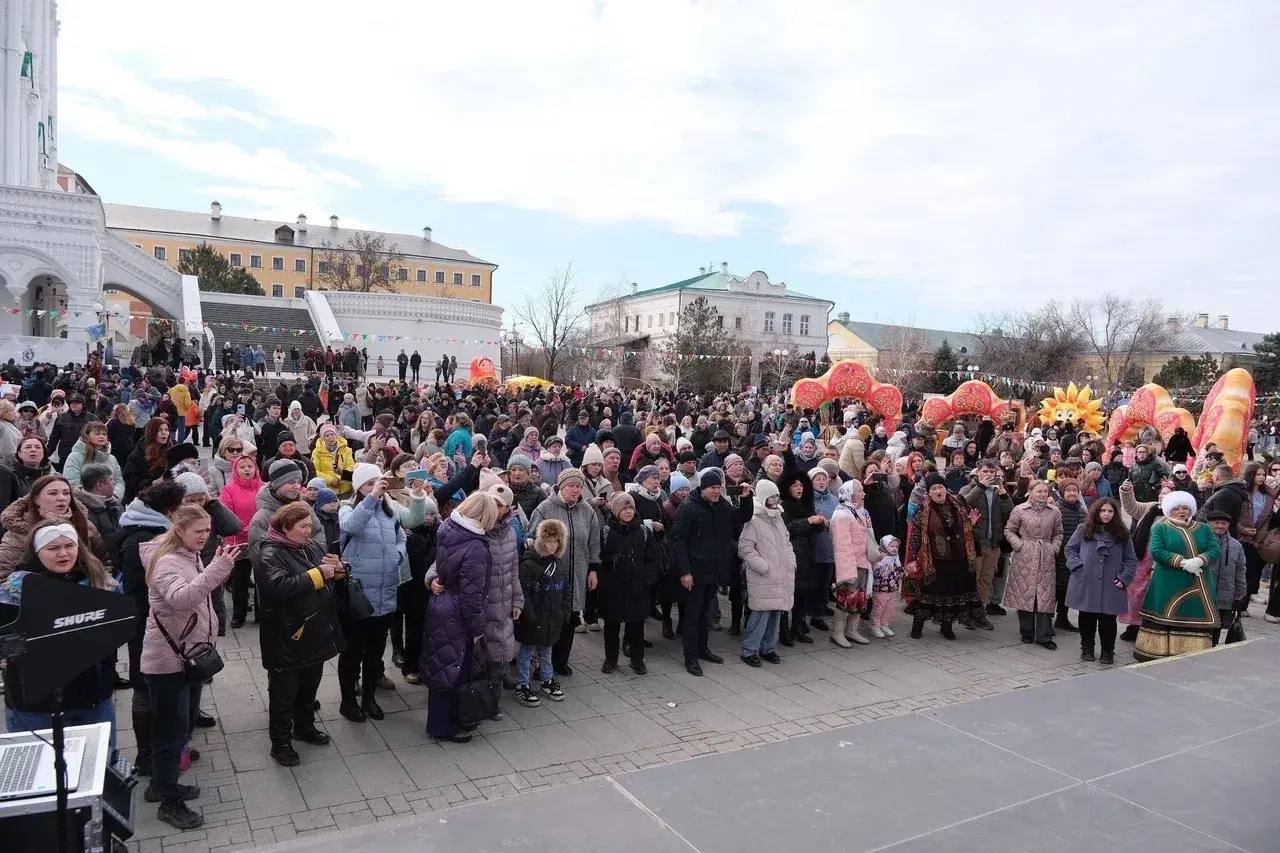 В Астраханском кремле с размахом отметили Масленицу: праздник объединил представителей более 150 национальностей В Астраханском кремле с размахом отметили Масленицу: праздник объединил представителей более 150 национальностей